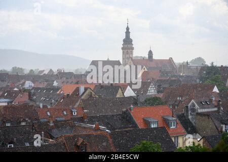 Deutschland, Baden-Württemberg, Karlsruhe, starker Regen über den Landkreis Durlach. Stockfoto