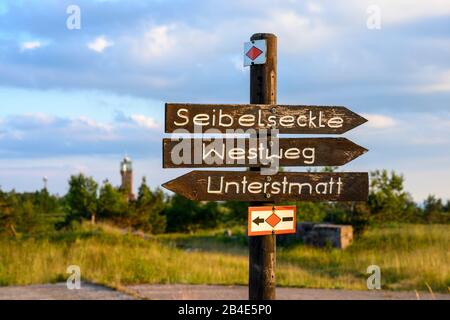 Deutschland, Baden-Württemberg, Schwarzwald, Nordschwarzwald, Wegweiser im Hochmoor an der Hornisgrinde (1163 m). Stockfoto