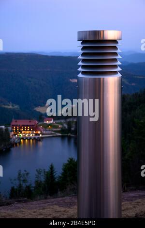 Der Mummelsee ist ein Karsee in 1028 m Höhe am Hang von Hornisgrinde im Schwarzwald. Vordergrund, die Belüftungsanlage der Grindehütten. Stockfoto