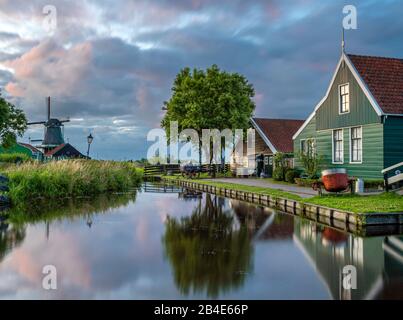 Charakteristische Holzhäuser wie im 17. Jahrhundert im Museumsdorf Zaanse Schans, Zaandam, Niederlande, Europa Stockfoto