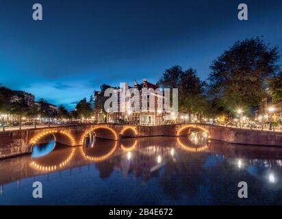 Atmosphäre am Abend, Kanal mit Brücke, Keizersgracht und Leidsegracht, Kanal mit historischen Häusern, Amsterdam, Nordholland, Niederlande Stockfoto