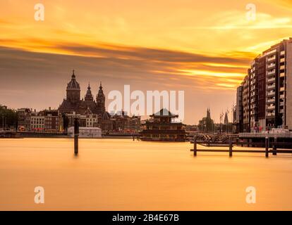 Sonnenaufgang am Oosterdok Quay, St. Nicolaaskerk, St. Nikolas Church, China Restaurant Sea Palace, Amsterdam, Noord-Holland, Nordholland, Niederlande, Europa Stockfoto