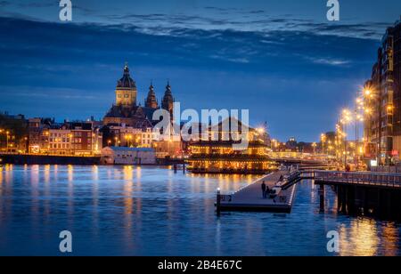 Oosterdok Kai nachts, Sint Nicolaaskerk, St. Nikolas Kirche und China Sea Palace Restaurant, Amsterdam, Noord-Holland, Nordholland, Niederlande, Europa Stockfoto