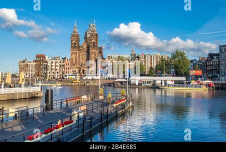 Blick vom Anlegesteg am Centraal Station auf der Stadt und Sint Nicolaaskerk, Sankt Nikolas Kirche, Amsterdam, Niederlande, Europa Stockfoto