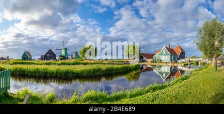 Charakteristische Holzhäuser wie im 17. Jahrhundert im Museumsdorf Zaanse Schans, Zaandam, Niederlande, Europa Stockfoto