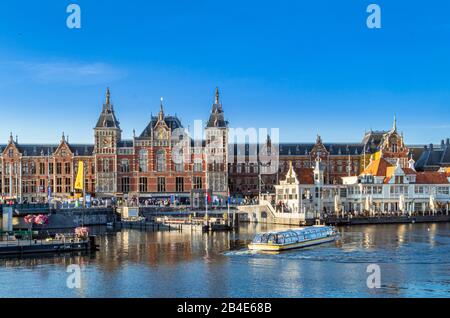 Boot Anlegestelle für Grachtenfahrten am Hauptbahnhof, Centraal, Amsterdam, Niederlande, Europa Stockfoto