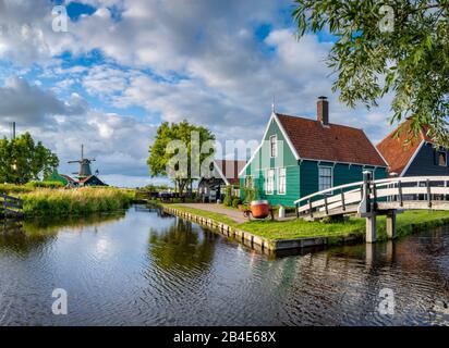 Charakteristische Holzhäuser wie im 17. Jahrhundert im Museumsdorf Zaanse Schans, Zaandam, Niederlande, Europa Stockfoto