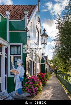 Charakteristische Holzhäuser wie im 17. Jahrhundert im Museumsdorf Zaanse Schans, Zaandam, Niederlande, Europa Stockfoto