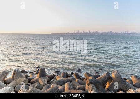 Indien, Maharashtra, Mumbai, Marine Drive, Skyline, Küstenschutz Stockfoto