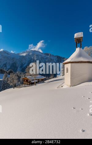 Gerstruben, ein ehemaliges Bergdorf im Dietersbachtal bei Oberstdorf, hinter dem Himmelschrofenzug, Allgäuer Alpen, Allgäuer, Bayern, Deutschland, Europa Stockfoto