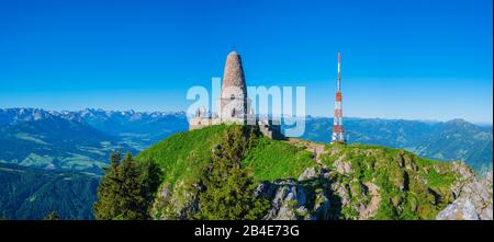 Vogelsjägerdenkmal und Sendeturm des Bayerischen Rundfunks, auf den Grünten, 1738 m, Illertal, Allgäuer Alpen, Oberallbräu, Allgaeu, Bayern, Deutschland, Europa Stockfoto