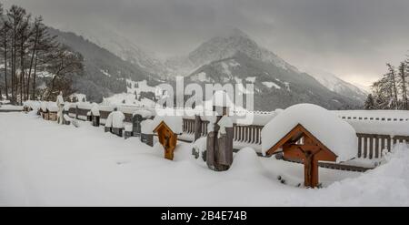 Friedhof, Schlosskirche St. Michael am Schöllang, hinter dem Rubihorn, 1957m, Oberallbräu, Bayern, Deutschland, Europa Stockfoto