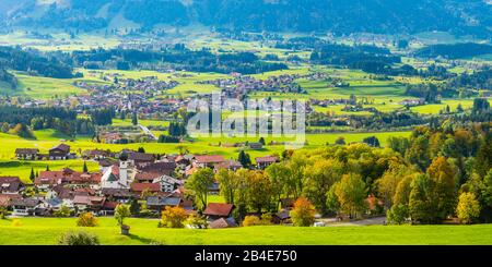 Panorama im Illertal mit Schöllang und Fisch, im Allgäuer, Bayern, Deutschland, Europa Stockfoto