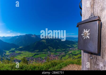 Panorama vom Hirschberg, 1456m, ins Ostrachtal mit Bad Oberdorf, Bad Hindelang und Imberger Horn, 1656m, Oberallbräu, Allgäuer, Schwaben, Bayern, Deutschland, Europa Stockfoto