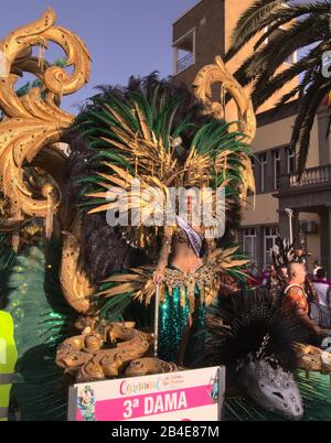 Las PALMAS, SPANIEN - 29. Februar 2020: Karneval Dames begleiten die Königin im Hauptreppen-Karneval, während sie die Stadt Las Palmas de Gran Can durchquert Stockfoto