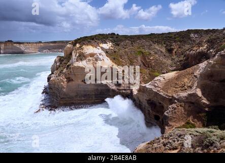 Starke Brandung an der felsigen Küste der Great Ocean Road in der Nähe von Port Campbell. Abgehackt, stürmisches Meer Stockfoto