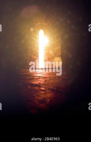 Licht in einem Bogenfenster in einer Kirche Stockfoto