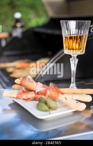 Fingerfood, Wein, Grill Stockfoto