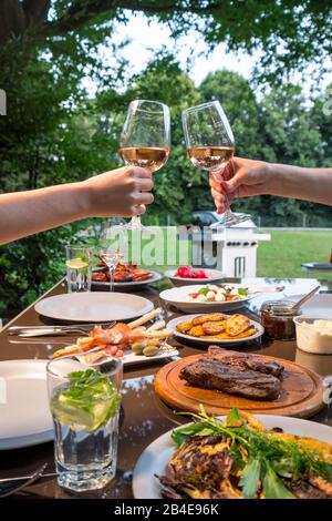 Überdachter Gartentisch, Toast, Grill Stockfoto