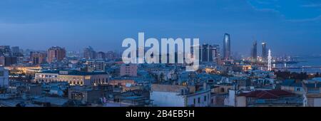 Aserbaidschan, Baku, hohen Winkel auf die Skyline mit Bulvar Promenade und radio Mast, aus dem Westen, der Dämmerung Stockfoto
