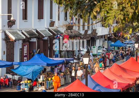 Laos, Luang Prabang, Sisavangvong Straße, Handwerk Nachtmarkt, Hohe Betrachtungswinkel, am späten Nachmittag Stockfoto