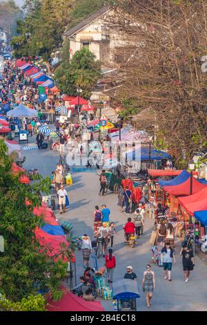 Laos, Luang Prabang, Sisavangvong Straße, Handwerk Nachtmarkt, Hohe Betrachtungswinkel, am späten Nachmittag Stockfoto