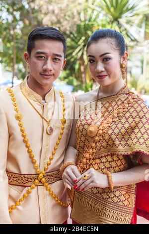Laos, Luang Prabang, Königspalast, Hochzeitspaar in traditioneller Lao-Kleidung, keine Freigaben Stockfoto