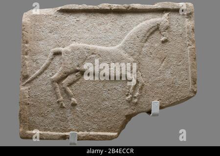 Sevilla, Spanien - 7. Juli 2018: Iberische Erleichterung zu Horses Sanctuary. Archäologisches Museum von Sevilla, Andalusien, Spanien Stockfoto