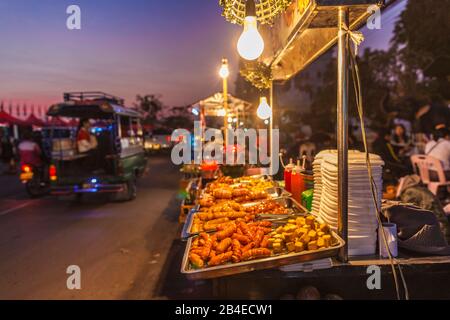 Laos, Vientiane, Mekong Riverfront Night Market, Lebensmittelhändler, keine Veröffentlichungen Stockfoto