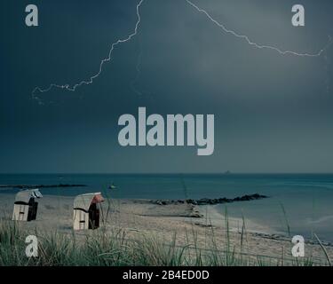 Wolkenblitze über Ostseestrand mit liegen Stockfoto