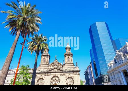 Kathedrale der Metropole und modernes Gebäude in der Innenstadt, Santiago de Chile, Chile, Südamerika Stockfoto