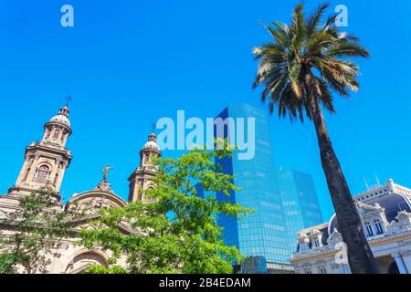 Kathedrale der Metropole und modernes Gebäude in der Innenstadt, Santiago de Chile, Chile, Südamerika Stockfoto