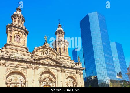 Kathedrale der Metropole und modernes Gebäude in der Innenstadt, Santiago de Chile, Chile, Südamerika Stockfoto