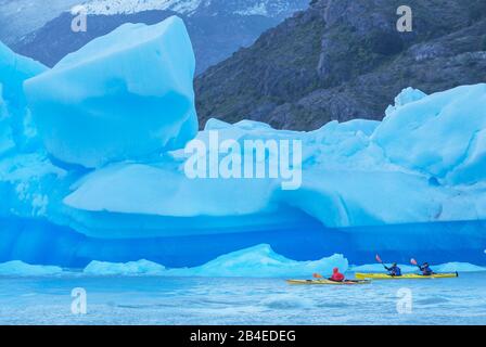 Kajakfahrer paddeln zwischen Eisbergen, Torres del Paine National Park, Patagonien, Chile, Südamerika Stockfoto
