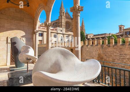 Blick auf die Kathedrale La Seu von Palau March, Palma de Mallorca, Mallorca, Balearen, Spanien, Europa Stockfoto