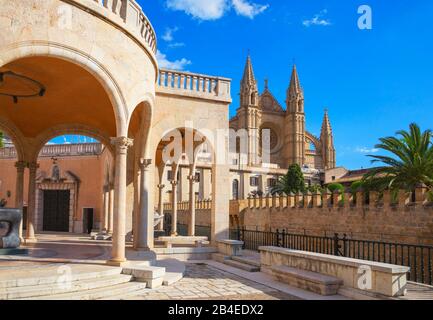 Blick auf die Kathedrale La Seu von Palau March, Palma de Mallorca, Mallorca, Balearen, Spanien, Europa Stockfoto