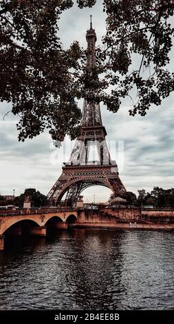 Blick auf den Eiffelturm an der seine, Paris, Frankreich Stockfoto