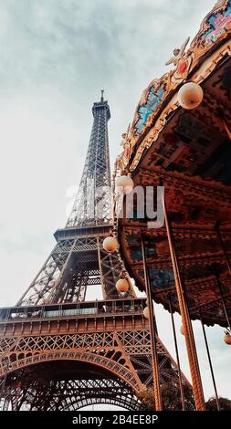 Altes Karussell mit Eiffelturm im Hintergrund, Paris, Frankreich Stockfoto