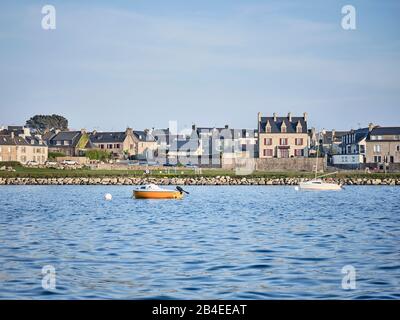 Ein orangegelbes motorboot mit dem Namen "Eclipse" auf dem blauen Wasser des Hafen von Roscoff in der Bretagne Stockfoto