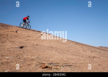 Mountainbiker auf Slickrock Radweg, Moab, Utah, USA Stockfoto