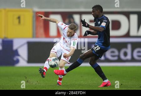 Paderborn, Deutschland. März 2020. Fußball: Bundesliga, SC Paderborn 07 - 1. FC Köln, 25. Spieltag in der Benteler Arena. Paderns Jamilu Collins (r) kämpft mit Florian Kainz (l) aus Köln um den Ball. Credit: Friso Gentsch / dpa - WICHTIGER HINWEIS: Gemäß den Vorschriften der DFL Deutsche Fußball Liga und des DFB Deutscher Fußball-Bund ist es untersagt, im Stadion und/oder aus dem fotografierten Spiel in Form von Sequenzbildern und/oder videoähnlichen Fotoserien auszunutzen oder auszunutzen./dpa/Alamy Live News Stockfoto