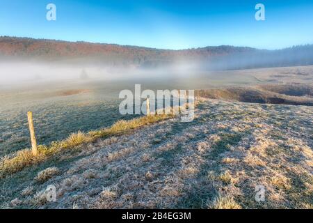 Cansignio Hochebene, nebeliger Morgen auf dem Hochplateau im Herbst, Alpago, Belluno, Venetien, Italien Stockfoto