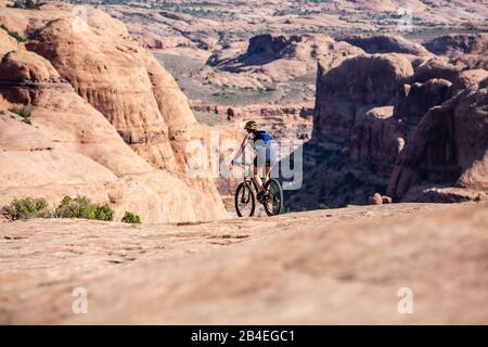 Mountainbiker auf Slickrock Radweg, Moab, Utah, USA Stockfoto