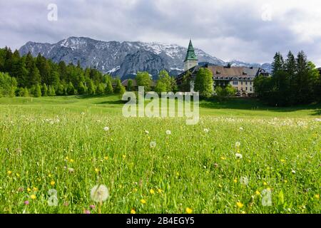 Gemeinde Krün, Schloss Elmau in Klais, Wettersteingebirge in Oberbayern, Garmisch-Partenkirchen, Oberbayern, Bayern/Bayern, Deutschland Stockfoto