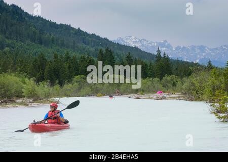 Lenggries, Isar, alpiner Wildfluss, Schotterufer, Wettersteingebirge (Wettersteingebirge), Menschen, Kanusport, Kanu in Oberbayern, Garmisch-Partenkirchen, Oberbayern, Bayern/Bayern, Deutschland Stockfoto