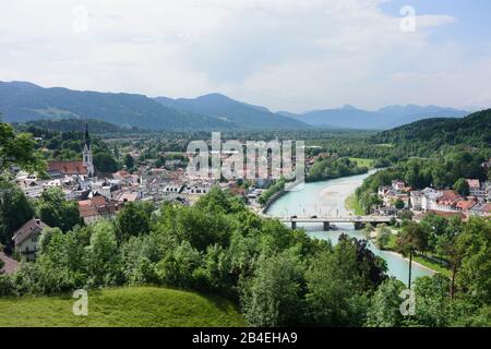 Bad Tölz, Blick von Kalvarienberg (Kalvarienberg) auf Altstadt, Isar, Pfarrkirche Mariä Himmelfahrt, Alpen in Oberbayern, Tölzer Land, Oberbayern, Bayern/Bayern, Deutschland Stockfoto