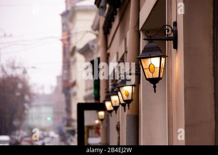 Abendstraße mit schimmernden glänzenden Laternen an einer Fassade der Haus-Altstadt Stockfoto