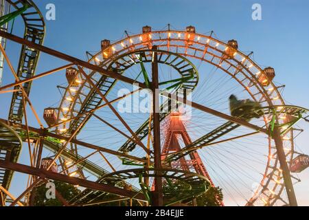 Wien, Wien, Riesenrad und Achterbahn im Prater-Vergnügungspark im 02. Leopoldsstadt, Wien, Österreich Stockfoto