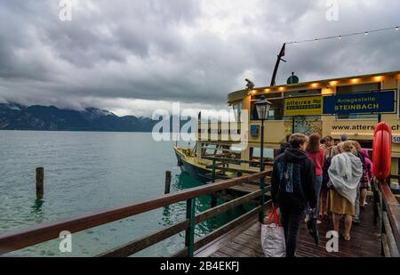 Steinbach am Attersee, Attersee, Regensturm, Steg, Passagierschiff Stadt Vocklabruck bei Sonderfahrt im Salzkammergut, Oberösterreich, Österreich Stockfoto