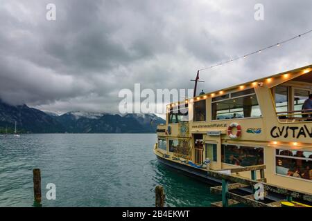 Steinbach am Attersee, Attersee, Regensturm, Steg, Passagierschiff Stadt Vocklabruck bei Sonderfahrt im Salzkammergut, Oberösterreich, Österreich Stockfoto